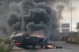 Incidente tra una Lamborghini Urus e una FIAT Idea: il SUV si ribalta e va in fiamme - VIDEO