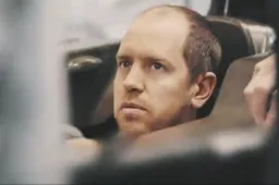 Sebastian Vettel sfoggia il nuovo "look" al primo giorno in Aston Martin