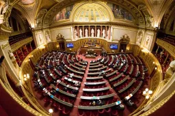 Il senato francese dice no allo stop 2035