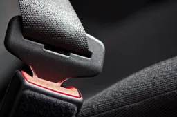 Chi guida paga i danni ai passeggeri senza cintura: lo dice la Cassazione