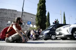 Bloccare la strada con il proprio corpo ora è reato: come sono cambiate le regole
