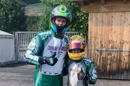 Sinner scende in pista: il tennista n.1 al mondo a "scuola" di kart