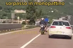 Con il monopattino sorpassa un'auto in tangenziale [VIDEO]