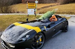Babbo Natale ha una Ferrari Monza SP2, non ci credete? [VIDEO]