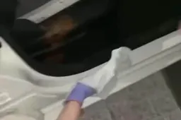 Roma, lancia feci nelle auto poi scappa: denunciato dopo la clip social