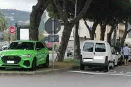 Parcheggia la Q3 su un’aiuola e il comune di Spotorno non perdona