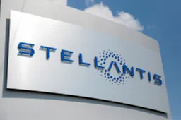 Stellantis guida il mercato auto di ottobre 2025: crescita a doppia cifra, mentre il resto del mercato rallenta