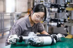 Meno spazio per le manovre, più agilità in curva: ecco lo sterzo del futuro firmato Schaeffler