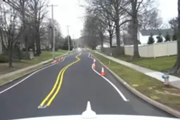 Ecco le strisce ondulate sulle strade dritte: hanno un compito ben preciso [VIDEO]