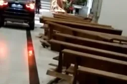 Entra in chiesa con il SUV: la giustificazione è esilarante [VIDEO]