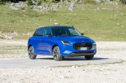 Prova in anteprima Suzuki Swift Hybrid AllGrip, è lei la 4x4 più piccola. Informazioni e prezzi