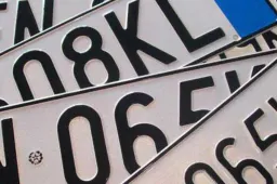 Beccato con la targa modificata con lo scotch nero: clamorosamente assolto