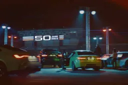 BMW M4 CSL, il suo teaser mascherato in un video