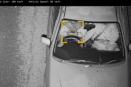 È già operativa la telecamera che vede se usi il cellulare alla guida