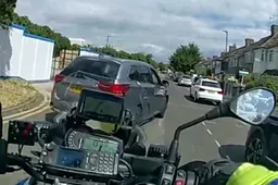 Non rispetta l’alt e fa retromarcia sul poliziotto: ecco il VIDEO