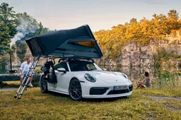 Dormire sul tetto di una 911 è possibile? Si, con la tenda Porsche