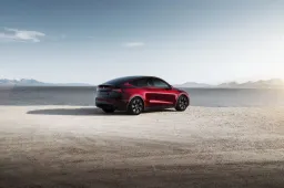 Nuova Tesla Model Y, ora anche a 7 posti. Prezzo e info