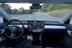 Una Tesla Model 3 che guida da sola (Autopilot): eccola in azione [VIDEO]