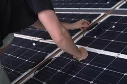 Attacca i pannelli solari alla Tesla: il risultato è così così... [VIDEO]