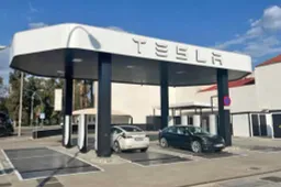 Colonnine Tesla al posto dei distributori di benzina: come cambiano i tempi