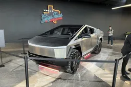 Tesla, nel 2023 arriva Cybertruck: ecco le prime foto. Tutto sull'Investor Day