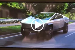 Tesla Cybertruck si mostra su strada: è qualcosa di veramente mai visto prima [VIDEO]