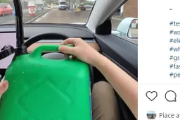 Crisi carburanti UK: con la sua Tesla sbeffeggia la coda dal benzinaio