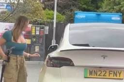 L’influencer fa benzina alla Tesla e il video diventa virale