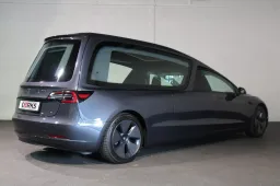 Andarsene in silenzio: ecco il carro funebre firmato Tesla