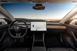 Interni Tesla Model 3: come sono fatti e cosa propongono
