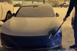 Quanto consuma un’auto elettrica accesa tutta la notte a -28 gradi? [VIDEO]