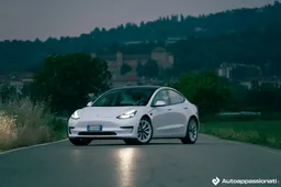 Tesla Model 3 Long Range: prova su strada, motore, autonomia e prezzi