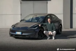 Prova Tesla Model 3 Performance: ti attacca al sedile, quanto consuma e quanto costa