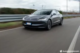 Tesla Model 3 scende ancora di prezzo: ribasso di altri 2.000 euro
