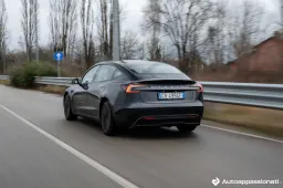 Quanto costano le Tesla con gli incentivi? Circa 26.000 euro per una Model 3