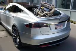 Installa un motore Diesel sulla Tesla, l’esperimento che sorprende