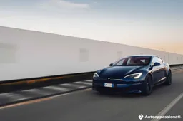 Ricarica gratuita a vita se compri una Tesla Model S: l'iniziativa shock per gli USA