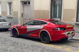 Questa Tesla Model S è decisamente di dubbio gusto: ecco le foto