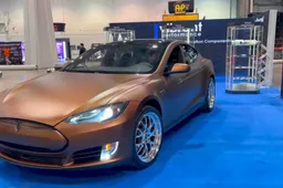 Ci mancava solo la Tesla Model S con il V8 sotto il cofano: Greta Thunberg attonita