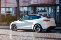 Offerta shock per la (vecchia) Tesla Model Y: bonus di 4.000 euro e ricariche gratuite