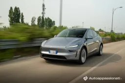 Auto elettrica con la batteria all’1%: quanti km si possono ancora percorrere davvero? L’esempio di Tesla
