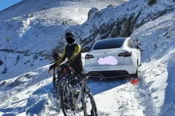 Con la Tesla bloccata nella neve a 2.200 metri: come ci è finita lassù?