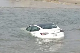 Incredibile, Tesla galleggia nell'Oceano senza nessuno a bordo [VIDEO]