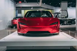 Dopo 8 anni di promesse, la Tesla Roadster è pronta: ecco cosa sappiamo (davvero)