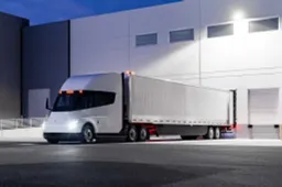 Tesla Semi in Europa entro il 2026: sfida a Mercedes, Volvo e MAN nel mercato dei camion elettrici