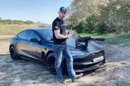 Monta una mitragliatrice sulla Tesla: il FOLLE video di un americano
