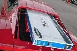 Come ti trasporto una TV su una Ferrari Testarossa: basta tanto scotch