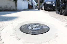 L’auto elettrica ora si ricarica dal marciapiede: il nuovo sistema intelligente