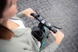 Monopattino TIER: in Italia lo sharing con casco integrato e frecce