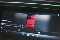 TikTok entra in abitacolo della nuova Mercedes Classe E